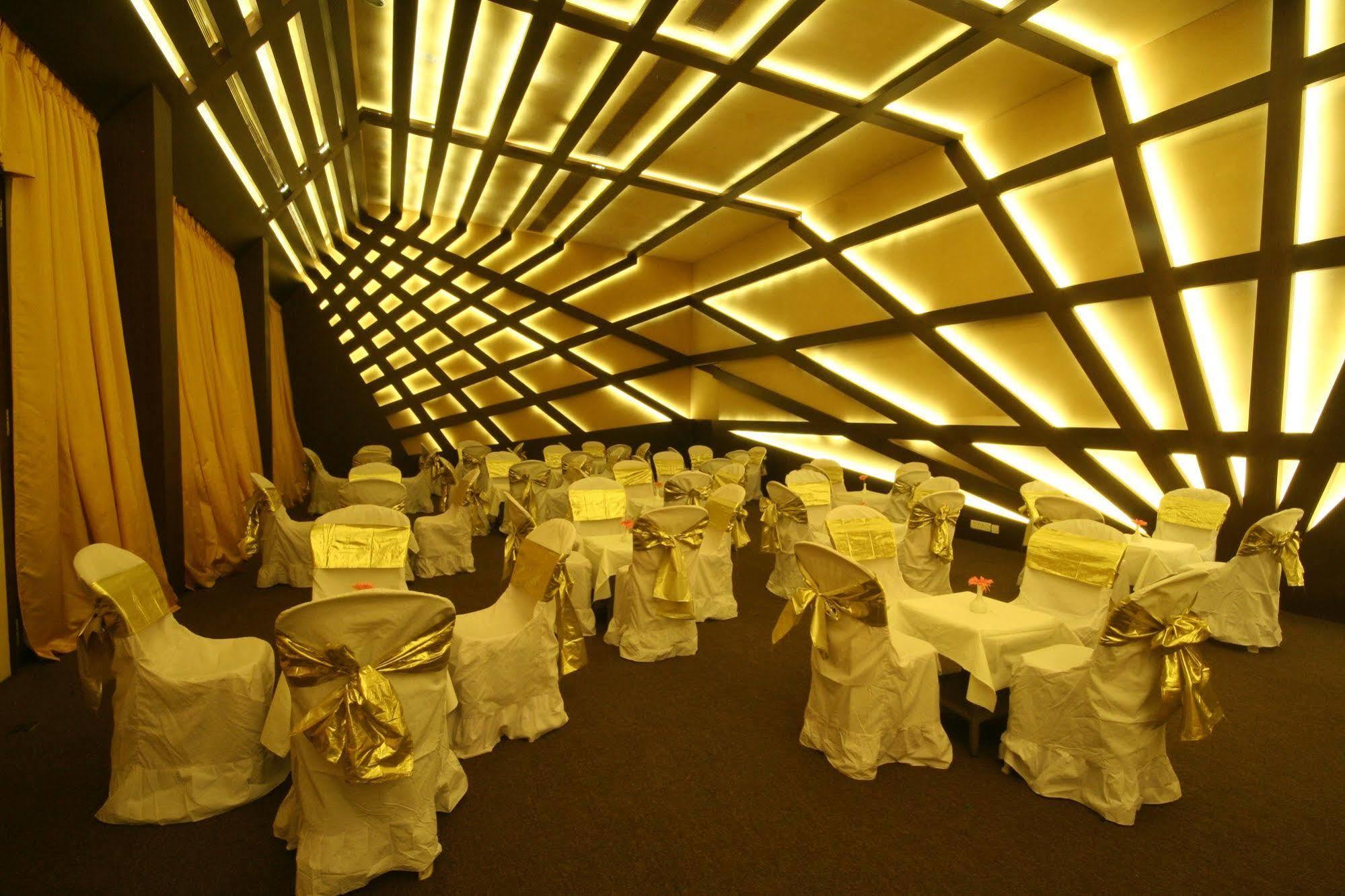 The Golden Crown Hotel & Spa Colva Exterior photo