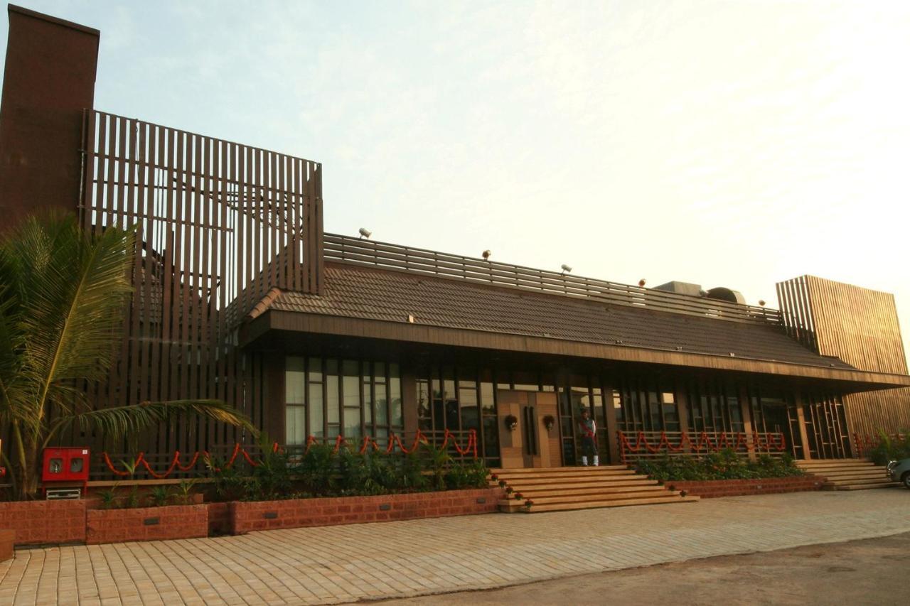The Golden Crown Hotel & Spa Colva Exterior photo